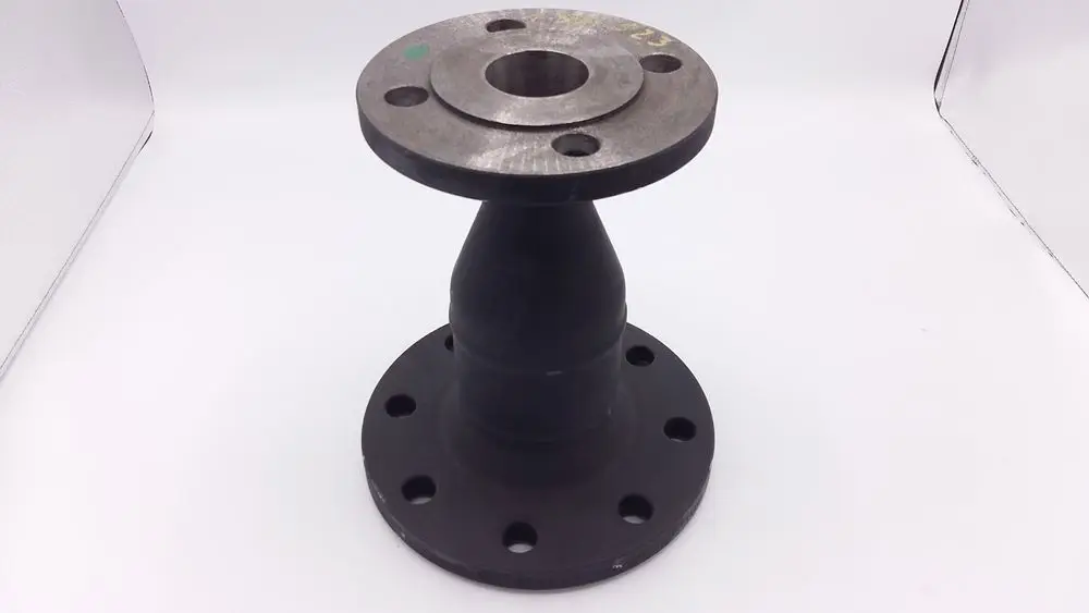 Passstück mit einem Flansch oben und einem konischen Teil für Rohrverbindung. Remeha-Produkt zur Verwendung in Rohrleitungssystemen.